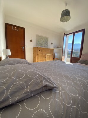 2 bedrooms, bed sheets - Charming apartment in the heart of the village with magnificent views of the mountains (Menthon-Saint-Bernard)