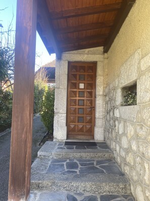 Exterior detail - Charming apartment in the heart of the village with magnificent views of the mountains (Menthon-Saint-Bernard)