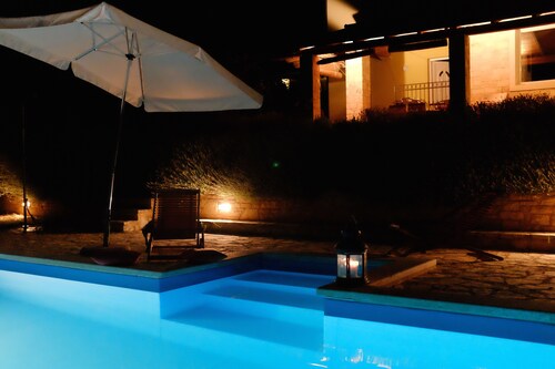 Villa Sofia: Privater Pool, älterer Garten, Meerblick