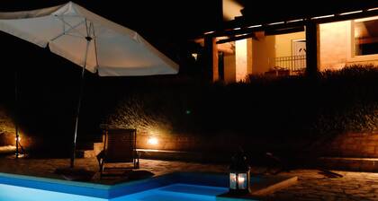 Villa Sofia: Privater Pool, älterer Garten, Meerblick