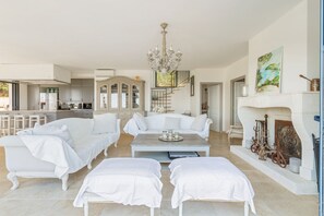 Smart-TV, Kamin, DVD-Player, Bücher