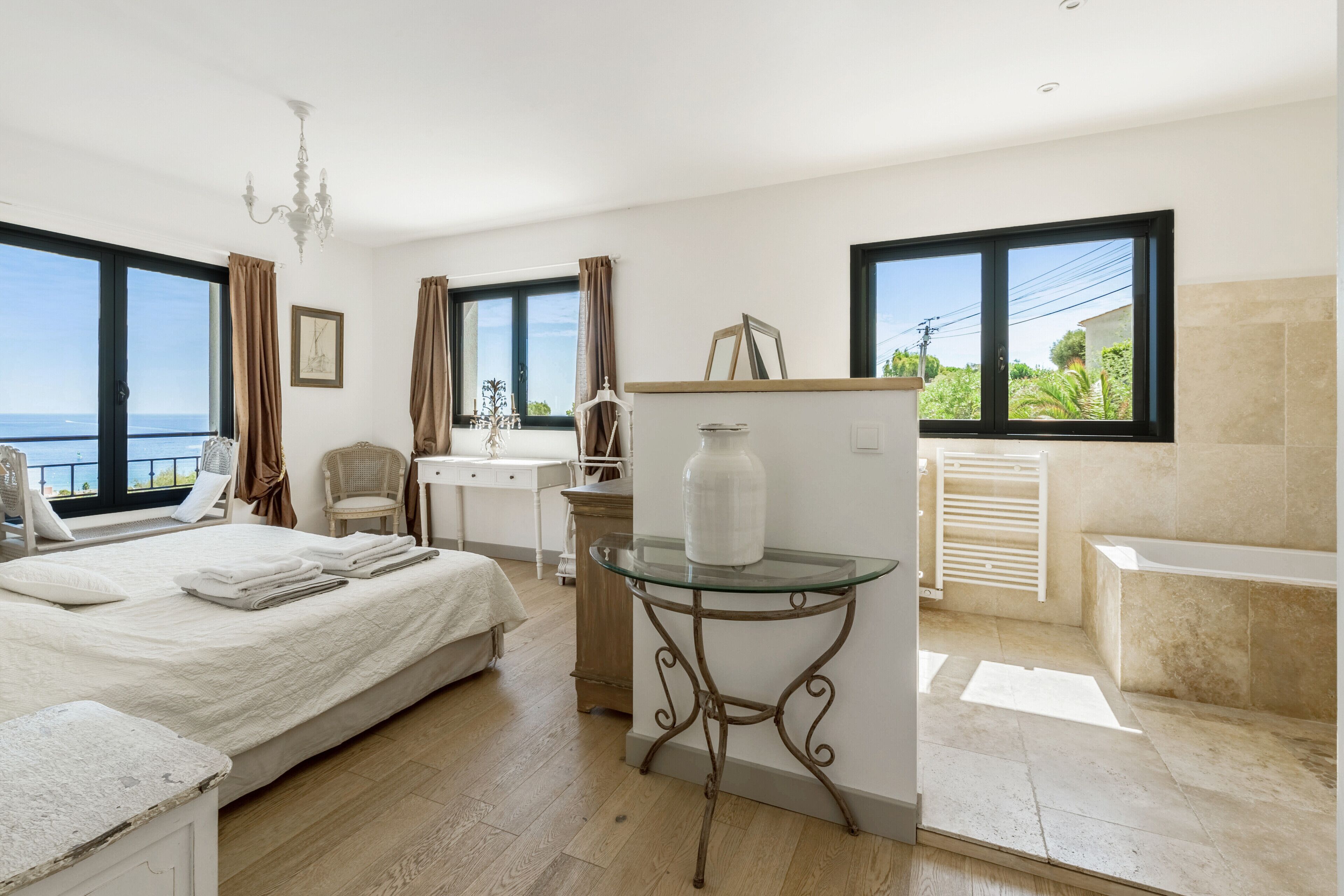 5 soverom, safe på rommet, strykejern/-brett og wi-fi (inkludert)