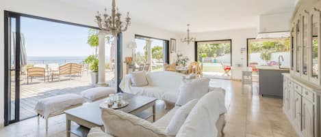 スマートテレビ、暖炉、DVD プレーヤー、書庫