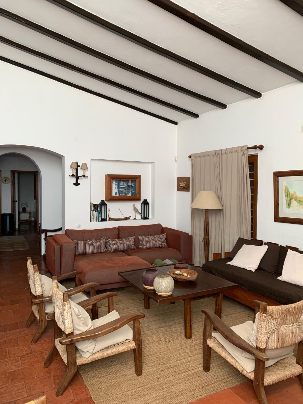 Una Smart TV, una chimenea, libros