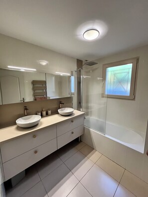 Bathtub, hair dryer, towels, soap - House / Villa - Porto vecchio (Porto-Vecchio)