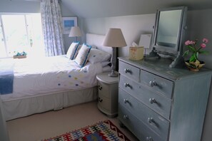 3 bedrooms, iron/ironing board, WiFi, bed sheets - 2 (or 3) Bedroom  self catering cottage in a quiet location with stunning views (Heyshott)
