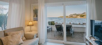 TRANQUILITY, REST AND RELAXATION BY THE SEA.  IN WINTER CENTRAL HEATING 