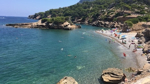 A coastal beach with clear waters, rocky terrain, and a mountainous backdrop. - TRANQUILITY, REST AND RELAXATION BY THE SEA.  IN WINTER CENTRAL HEATING  (Alcudia)