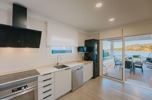 Frigorífico, microondas, horno y placa de cocina
