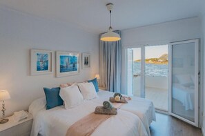3 bedrooms, desk, iron/ironing board, travel cot - TRANQUILITY, REST AND RELAXATION BY THE SEA.  IN WINTER CENTRAL HEATING  (Alcudia)