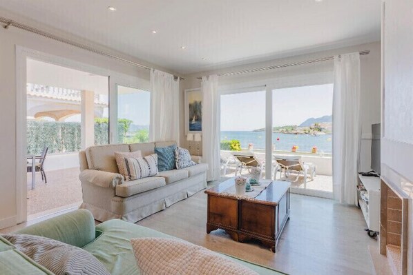 Smart TV, DVD player, books, stereo