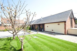 Property grounds - Beautiful Converted Dairy Cottage (Yarmouth)