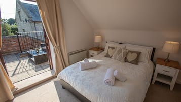 2 slaapkamers, een bureau, een strijkplank/strijkijzer, reisbedje