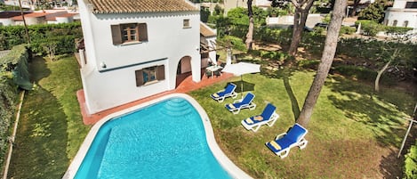 Piscina a l'aire lliure i gandules
