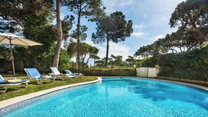 A swimming pool with lounge chairs and an umbrella, surrounded by trees. - Perfect Retreat Overlooking Pinhal Golf Course, Private pool, Off-street parking (Vilamoura)
