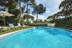 Piscine extérieure, chaises longues