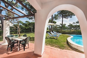Piscine extérieure, chaises longues