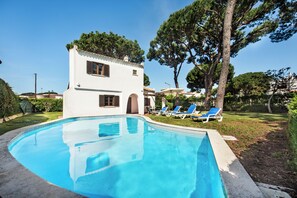 Outdoor pool, pool loungers