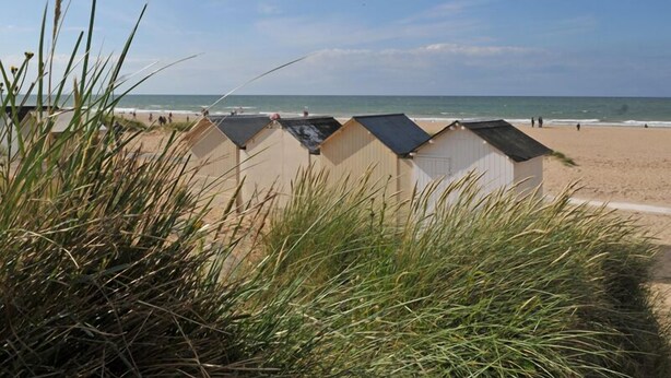 Beach huts with a view of the sea and beach. - Cosy 3*** flat (Ouistreham)