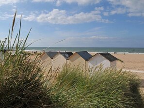 Beach huts with a view of the sea and beach. - Cosy 3*** flat (Ouistreham)