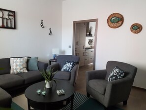 Smart TV, fireplace, DVD player