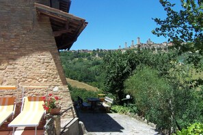 Outdoor dining - Villa with pool, 4 rooms en suite, WiFi A/C, walking distance from San Gimignano (San Gimignano)
