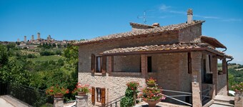 Villa with pool, 4 rooms en suite, WiFi A/C, walking distance from San Gimignano