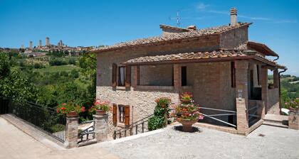 Villa with pool, 4 rooms en suite, WiFi A/C, walking distance from San Gimignano