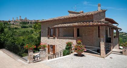 Villa with pool, 4 rooms en suite, Wi-Fi, walking distance from San Gimignano