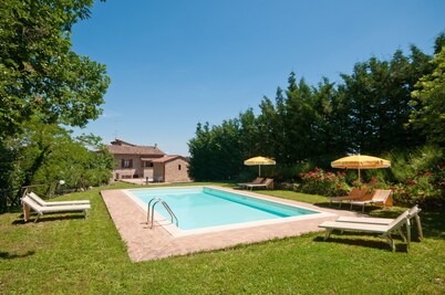 Villa with pool, 4 rooms en suite, WiFi A/C, walking distance from San Gimignano