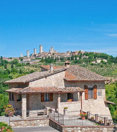 Villa with pool, 4 rooms en suite, WiFi A/C, walking distance from San Gimignano