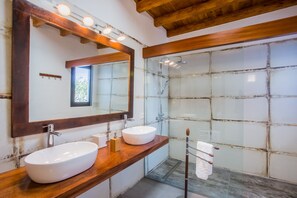 Ensemble douche/baignoire, sèche-cheveux, serviettes fournies, savon