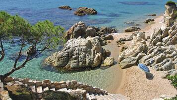 Beach nearby, sun-loungers, beach towels