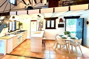 Frigorifero, microonde, lavastoviglie, macchina per tè/caffè