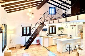 ثلاجة، ميكروويف، غسالة أطباق، ماكينة لصنع القهوة/الشاي