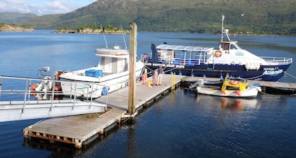 Herrlich abgelegenes, beachtliches Ferienhaus an der KĂŒste mit Blick ĂŒber Skye