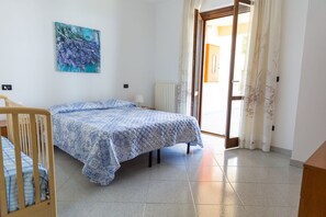 4 chambres, fer et planche à repasser, lit de bébé portatif, Wi-Fi