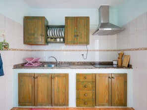 Refrigerador, microondas, placa de cocina, cafetera/tetera