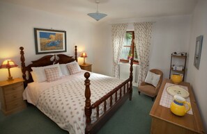 2 bedrooms, iron/ironing board, travel crib, free WiFi - Charming Bungalow with countryside views, close to the South West Coast Path. (Otterton, Budleigh Salterton)