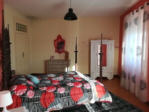 3 slaapkamers, een strijkplank/strijkijzer, gratis wifi, beddengoed