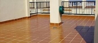 En toppleilighet med svømmebasseng og takterrasse solarium