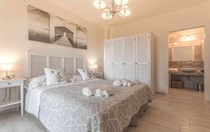 7 bedrooms, travel cot, WiFi, bed sheets - Villa Portobello Lux  - Independent Villa (Portobello)