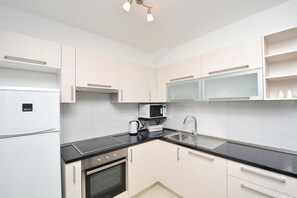 Kühlschrank, Mikrowelle, Ofen, Herdplatte
