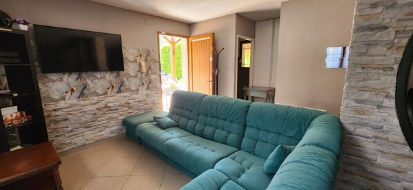 TV, fireplace, stereo