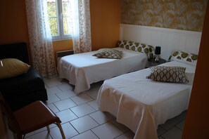 3 chambres, fer et planche à repasser, accès au Wi-Fi (inclus)