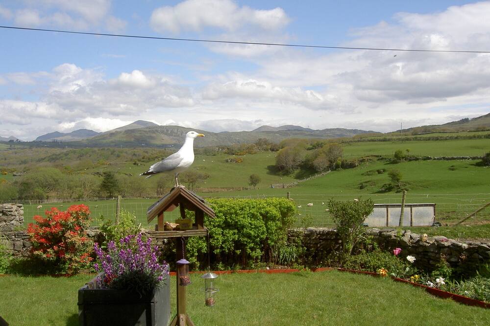 Self catering holiday caravan accommodation on FARM near Black Rock Sands