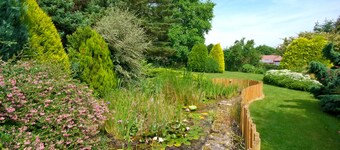 Herregård ligger i fem dekar med formelle hager med privat golfbane