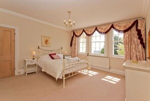 6 bedrooms, iron/ironing board, travel cot, WiFi - Manor house set in five acres of gardens with private golf course, near Ludlow. (Ludlow)