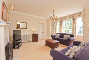 Smart TV, fireplace, video games, DVD player - Manor house set in five acres of gardens with private golf course, near Ludlow. (Ludlow)
