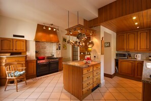 Fridge, microwave, oven, stovetop - Manor house set in five acres of gardens with private golf course, near Ludlow. (Ludlow)